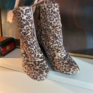 Jessica Fuzzy Leopard Print Ankle Booties Size 9